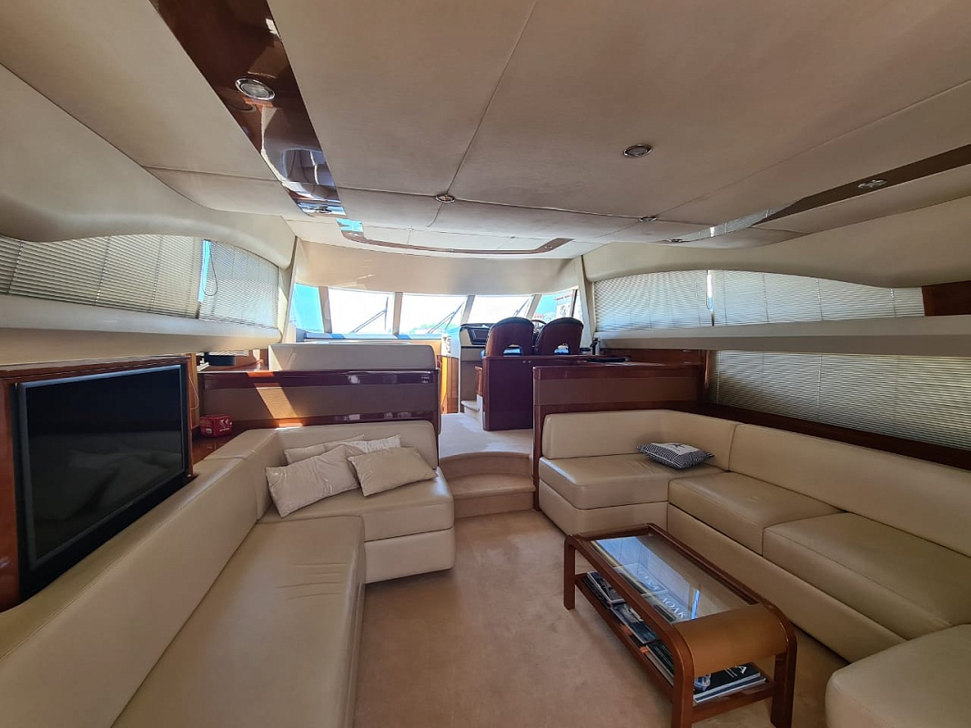 Аренда яхты PRINCESS 58 в Сочи - тв в салоне